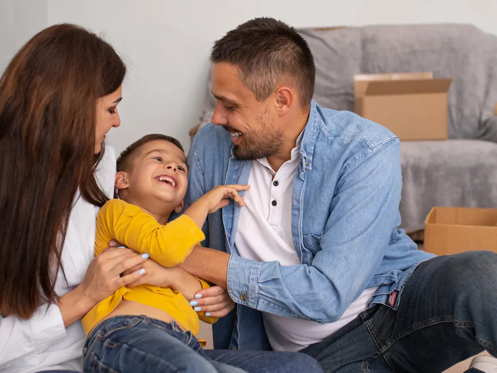 Familia disfrutando en su nuevo hogar tras recibir las llaves de su vivienda